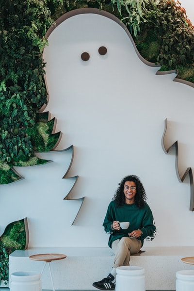 男式绿色圆领运动衫和米色长裤